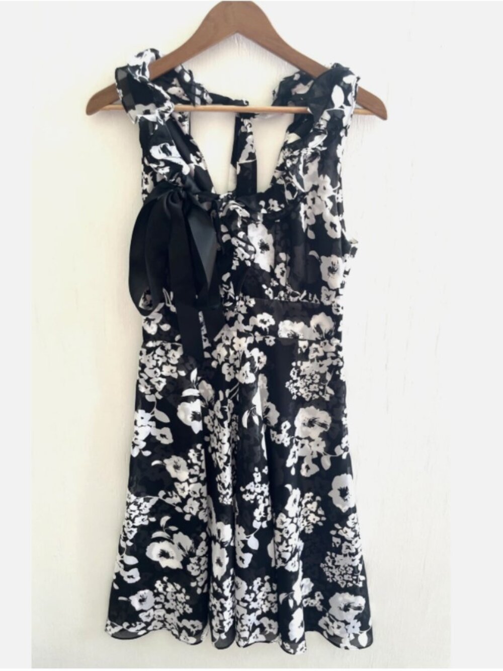 WHITE HOUSE BLACK MARKET Black & White Floral Chiffon Dress Ruffles Bow Size 4
